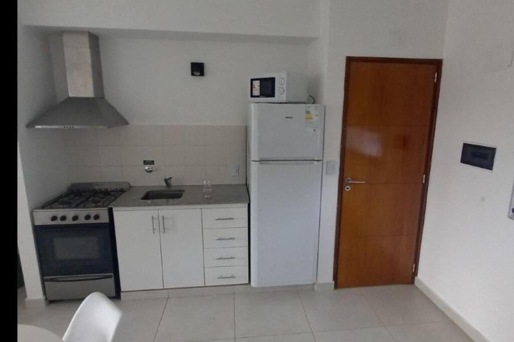 Apartamento Monoambiente Con Cochera Cubierta A 300m Del Hospital Espanol Y 15 Cuadras Del Estadio Unico *